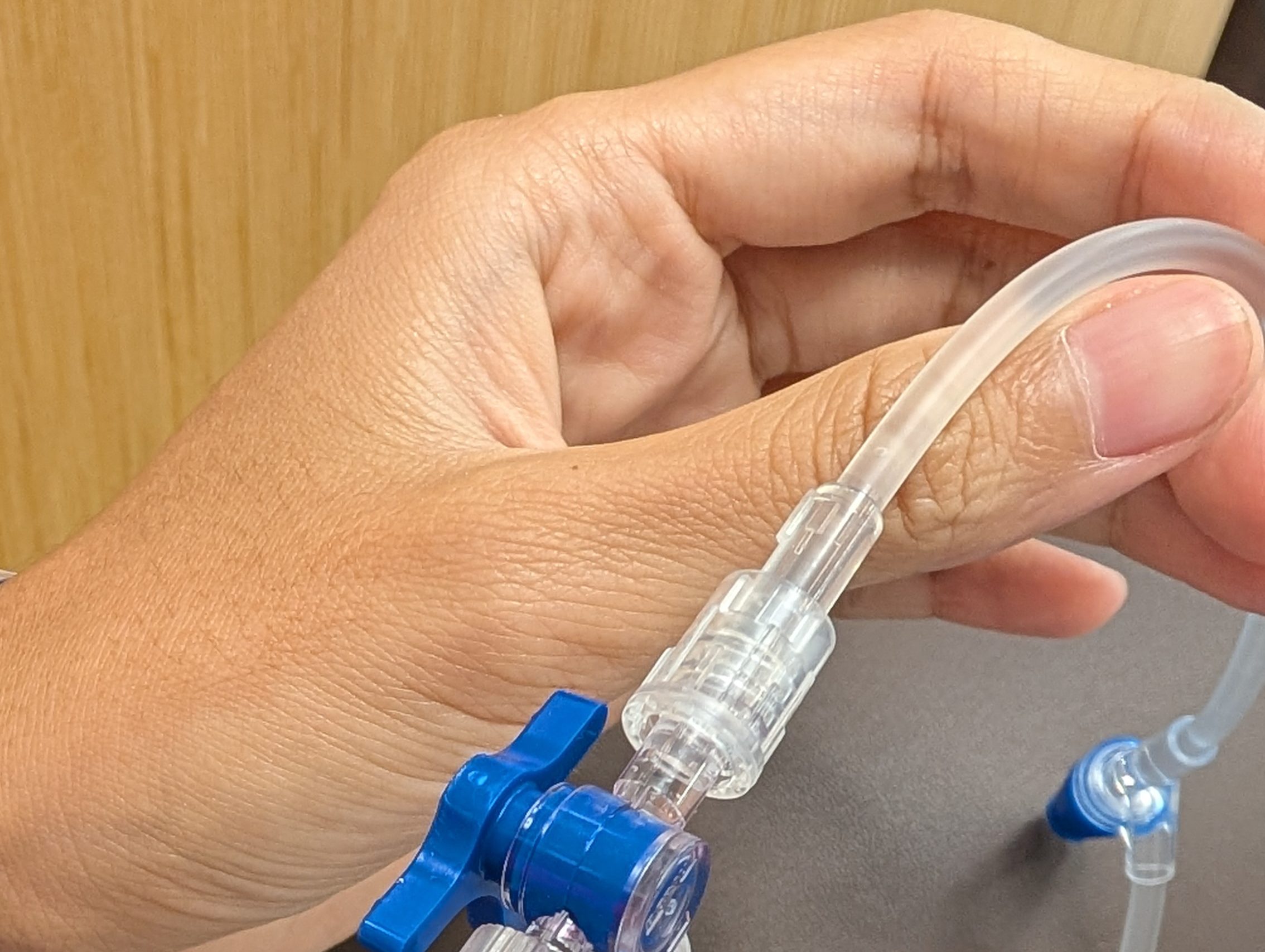 透過人工血管輸液